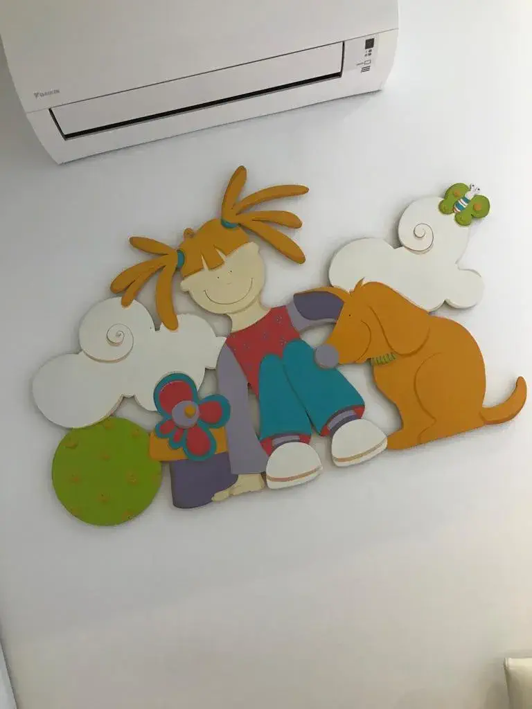 Decoração de parede com ilustração de criança, cachorro e nuvens